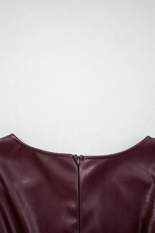 Minivestido sin mangas de cuero vegano