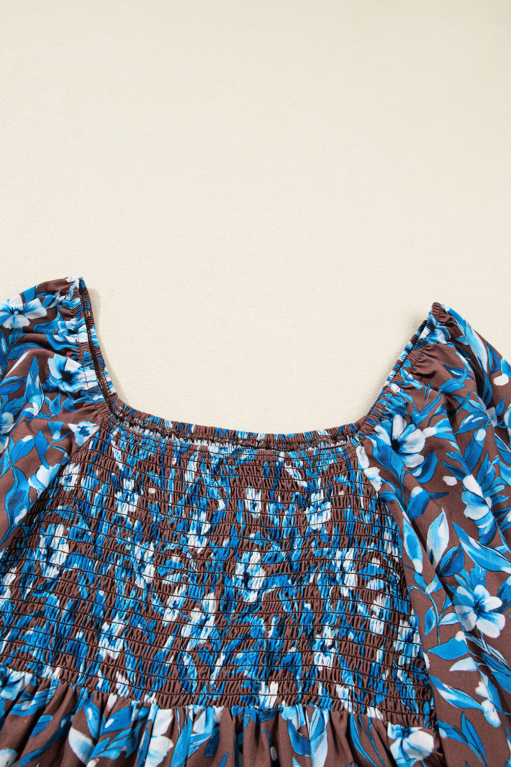 Vestido floral azul con cuerpo fruncido, cintura alta y mangas con volantes