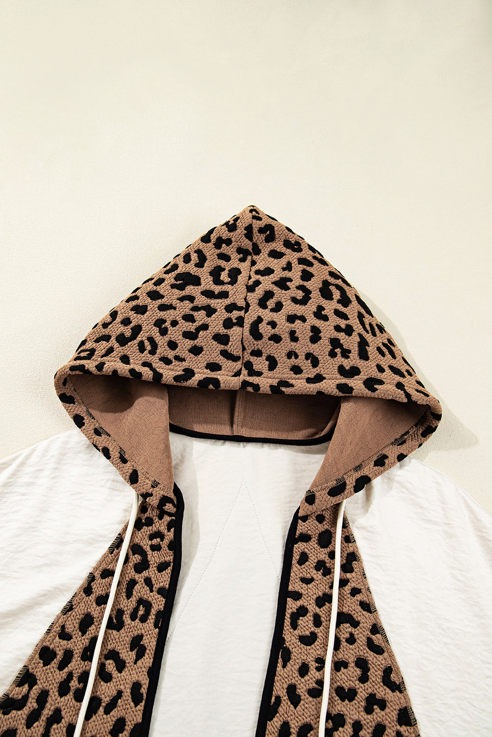 Chaqueta Abierta con Capucha, Estampado de Leopardo Marrón, Retazos y Ribetes en Contraste