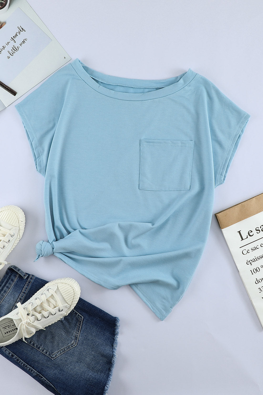 Camiseta básica de manga corta azul claro liso con bolsillo de parche