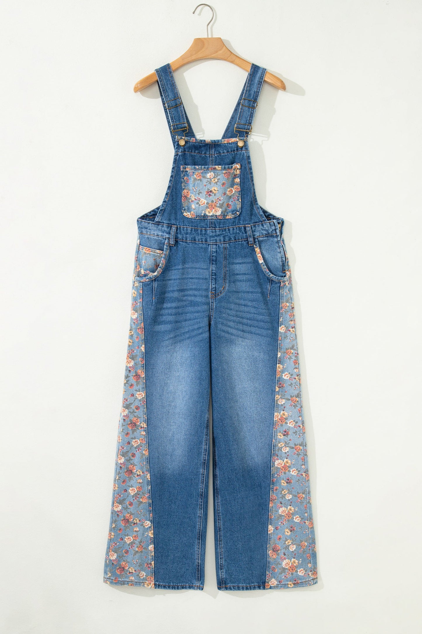 Overol de mezclilla con peto y estampado floral de retazos color azul pavo real de pierna ancha