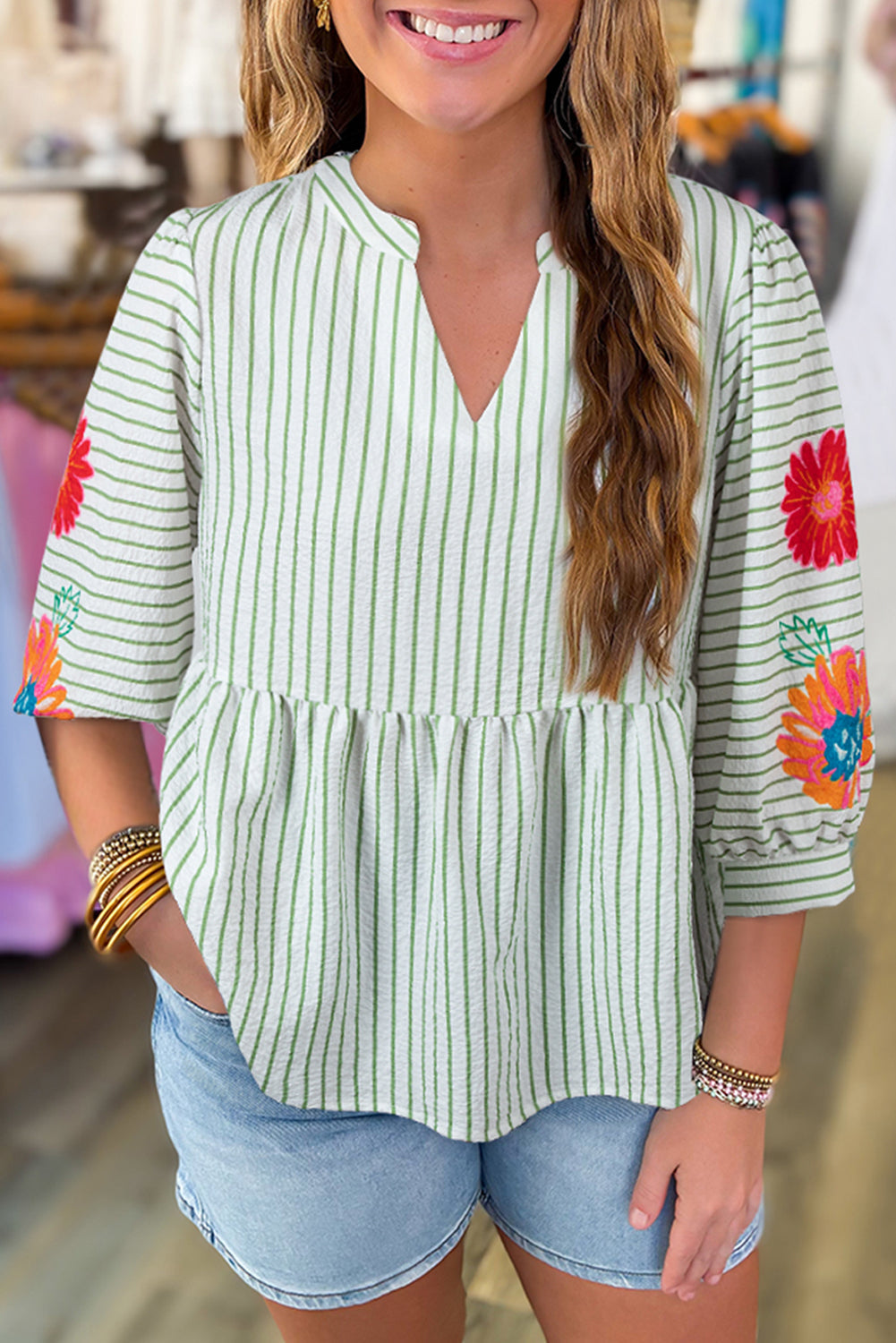 Blusa Babydoll Escote V con Muesca y Manga Abullonada con Rayas Verdes Florales
