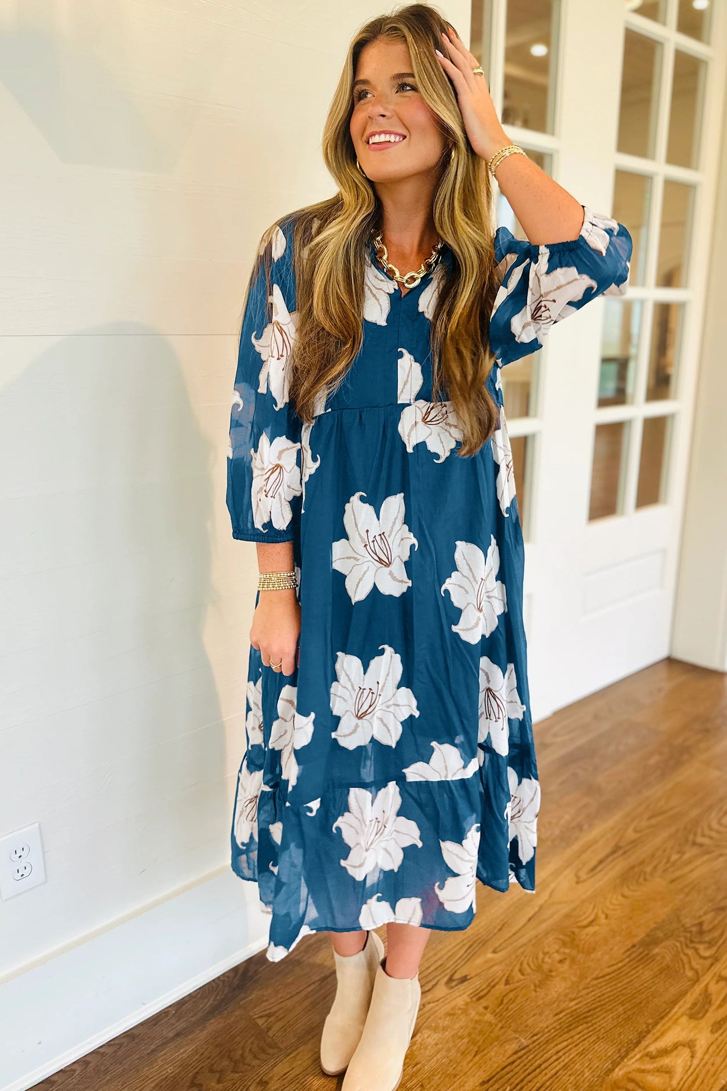 Vestido midi holgado de manga 3/4 con cuello camisero y escote de pico, estampado floral azul