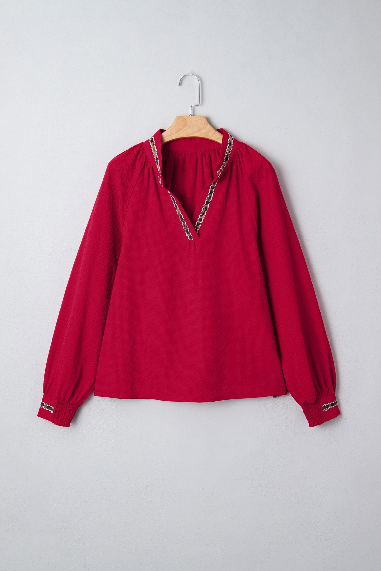 Blusa texturizada con cuello en V y estampado de jacquard de leopardo rojo de carreras