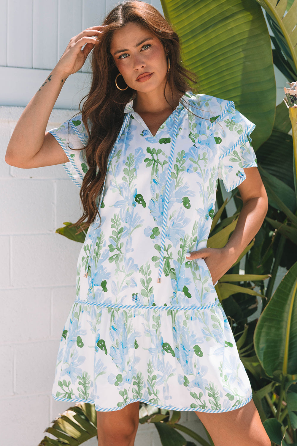 Minivestido de manga corta con capas y ribete en contraste floral azul cielo