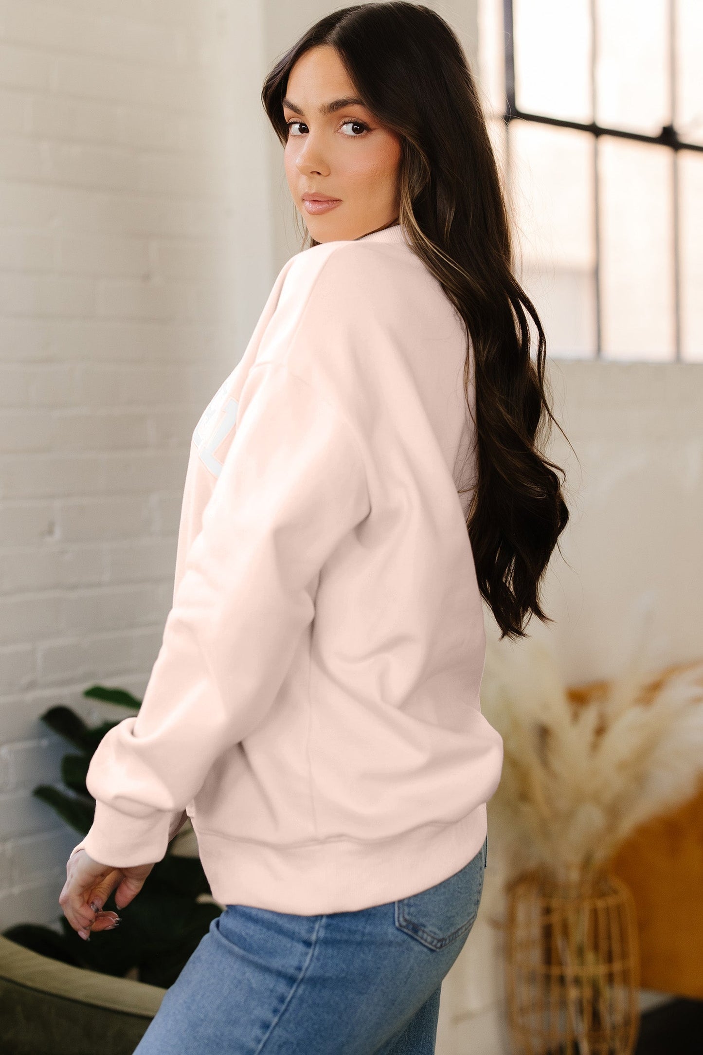 Sudadera extragrande de cuello alto rosa brillante con bordado "Blessed"