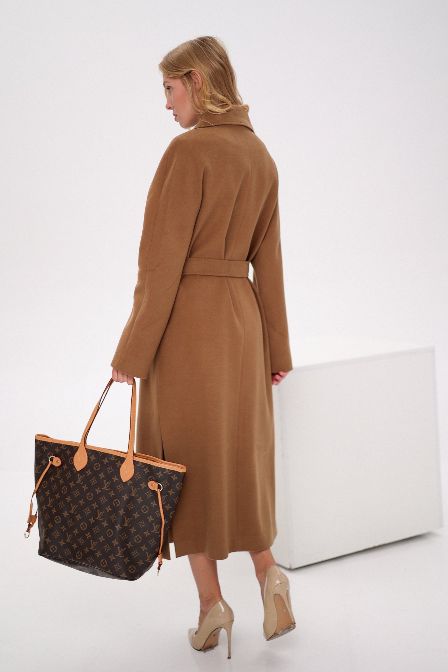 Abrigo Cambridge Comfort cruzado de lana y cachemira en color camel oscuro