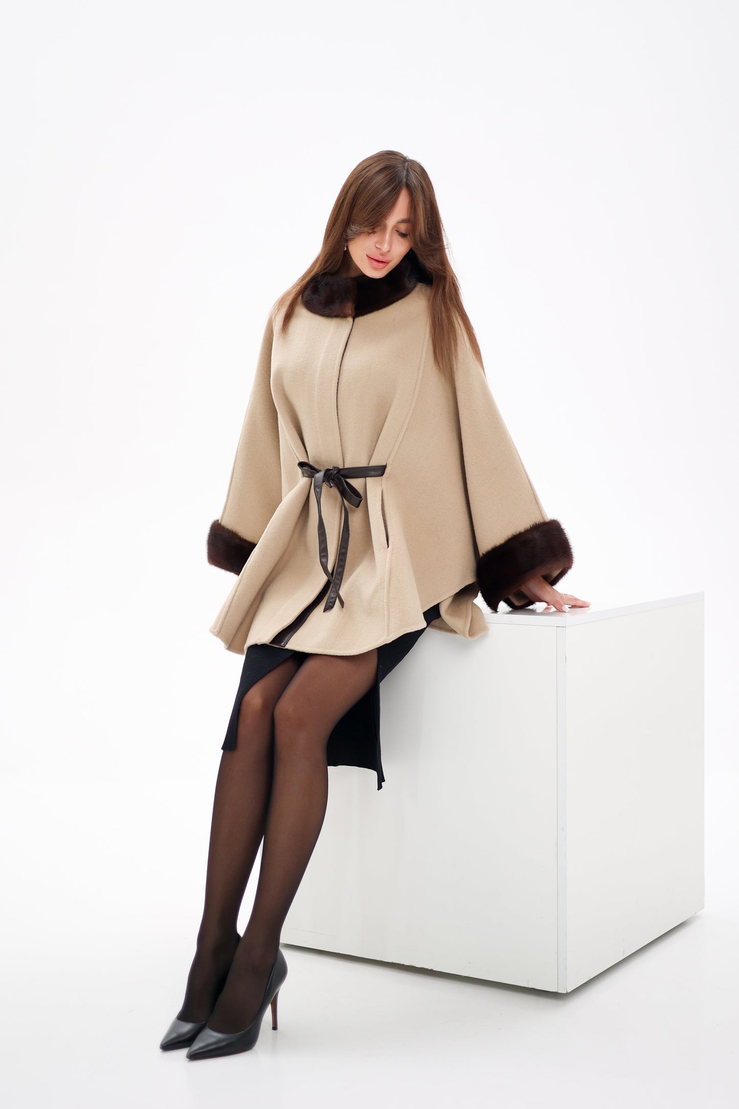 Poncho de lana de doble cara con piel de visón escandinavo auténtico