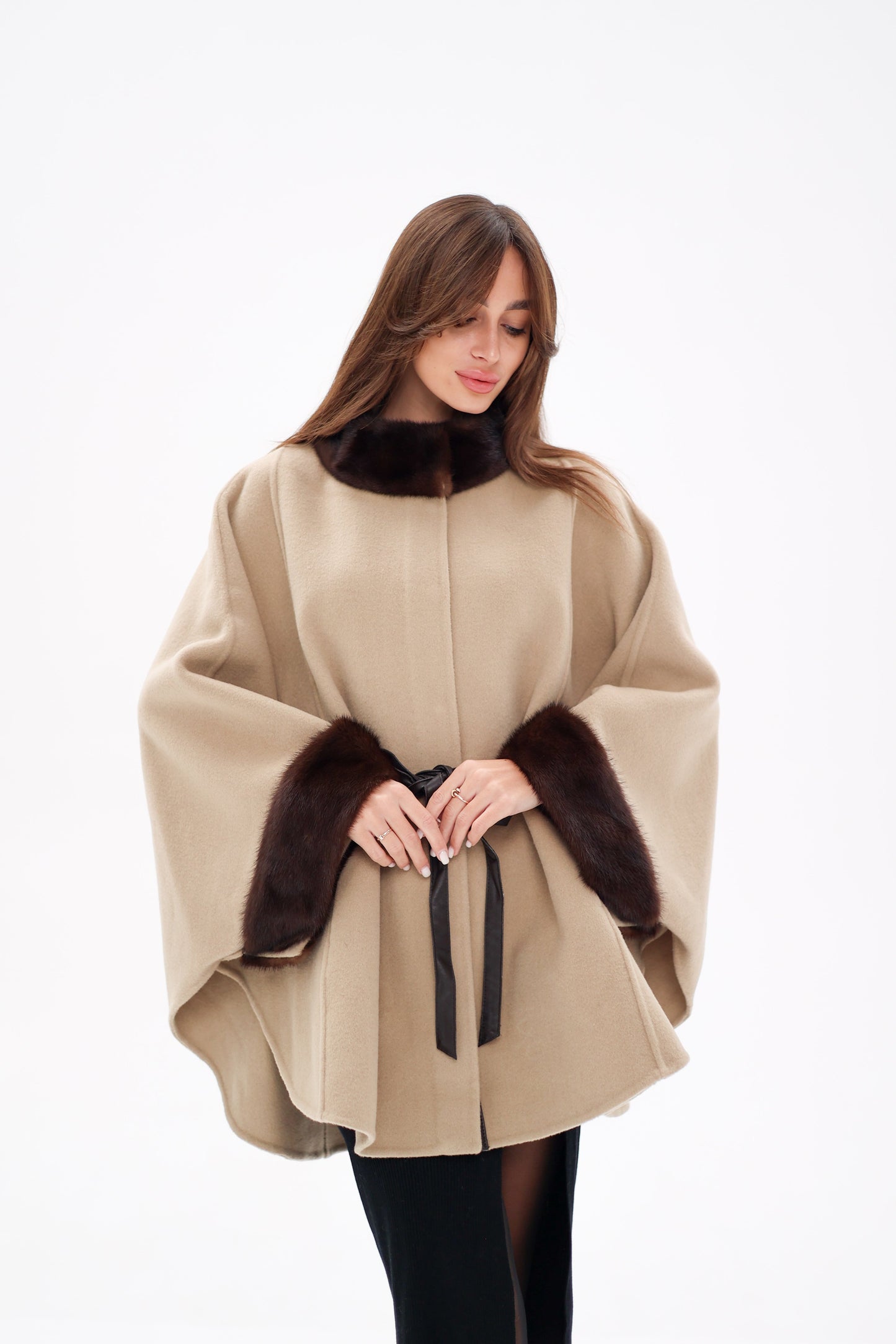 Poncho de lana de doble cara con piel de visón escandinavo auténtico