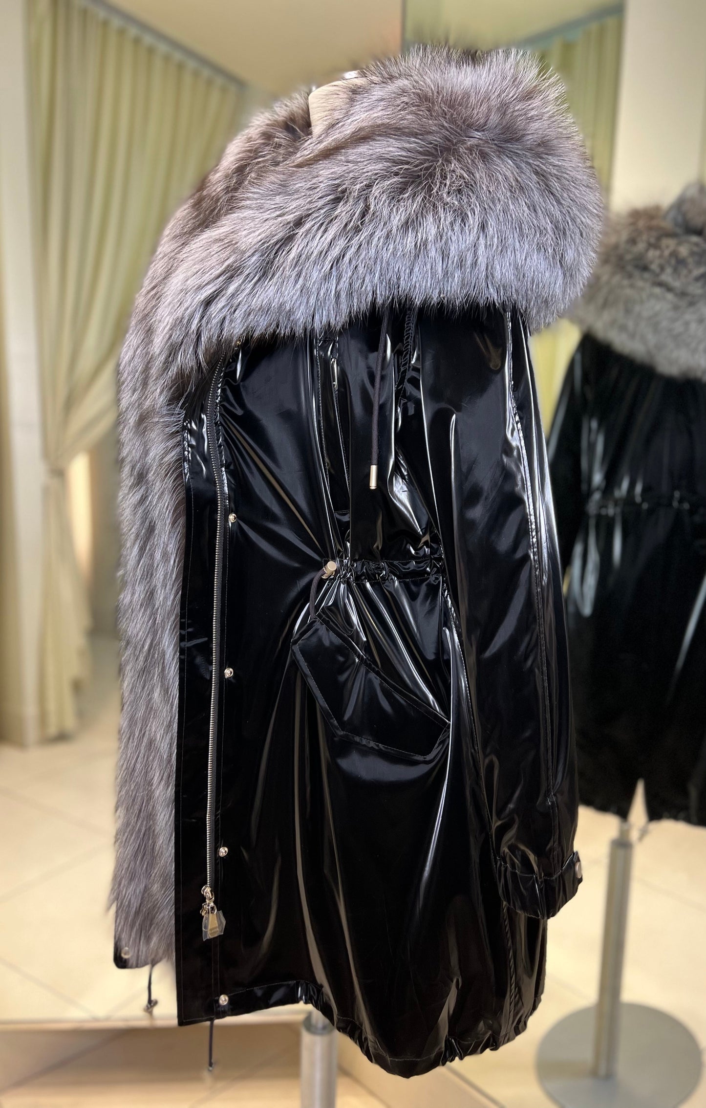 Parka Forrada con Capucha de Zorro Plateado Genuino y Aislamiento de Conejo