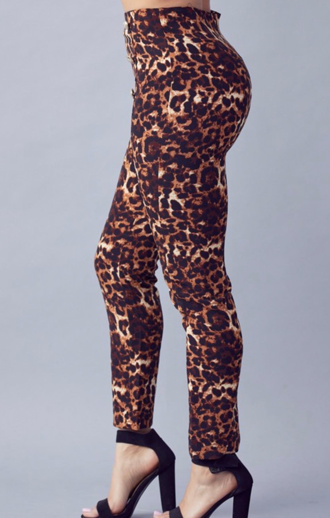 Pantalones de animal print con botones dorados