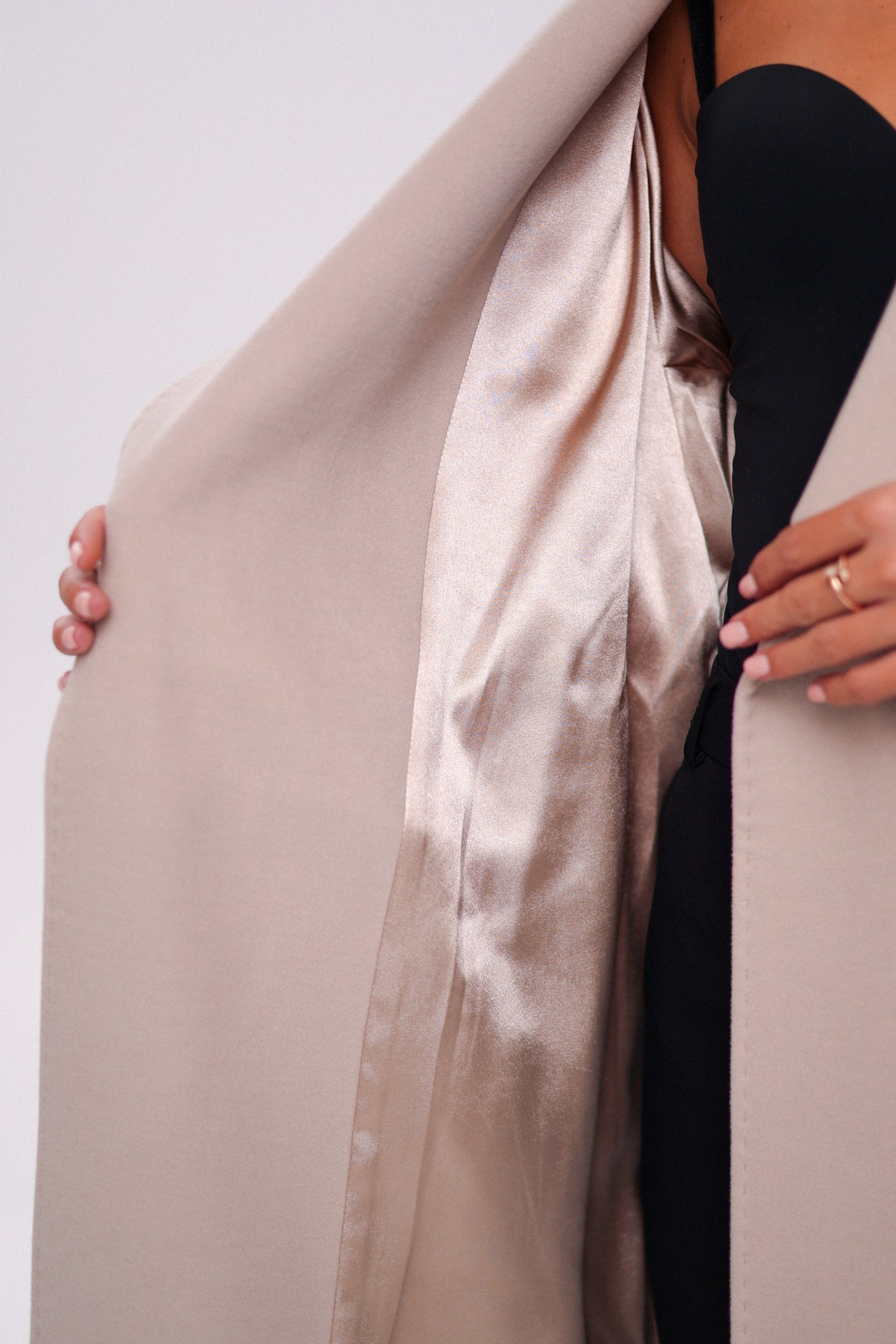 Abrigo envolvente de lana y cachemira Cambridge Comfort en color nude