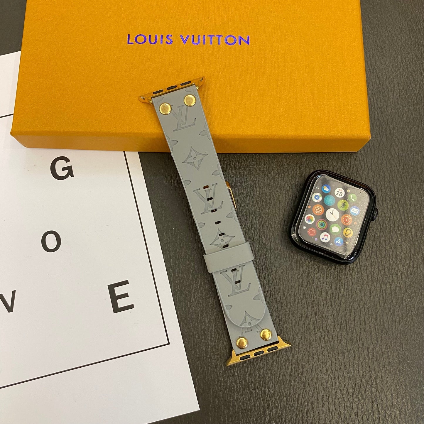 Pulsera de repuesto Apple con remaches decorativos y monograma en relieve WATCH BANDS