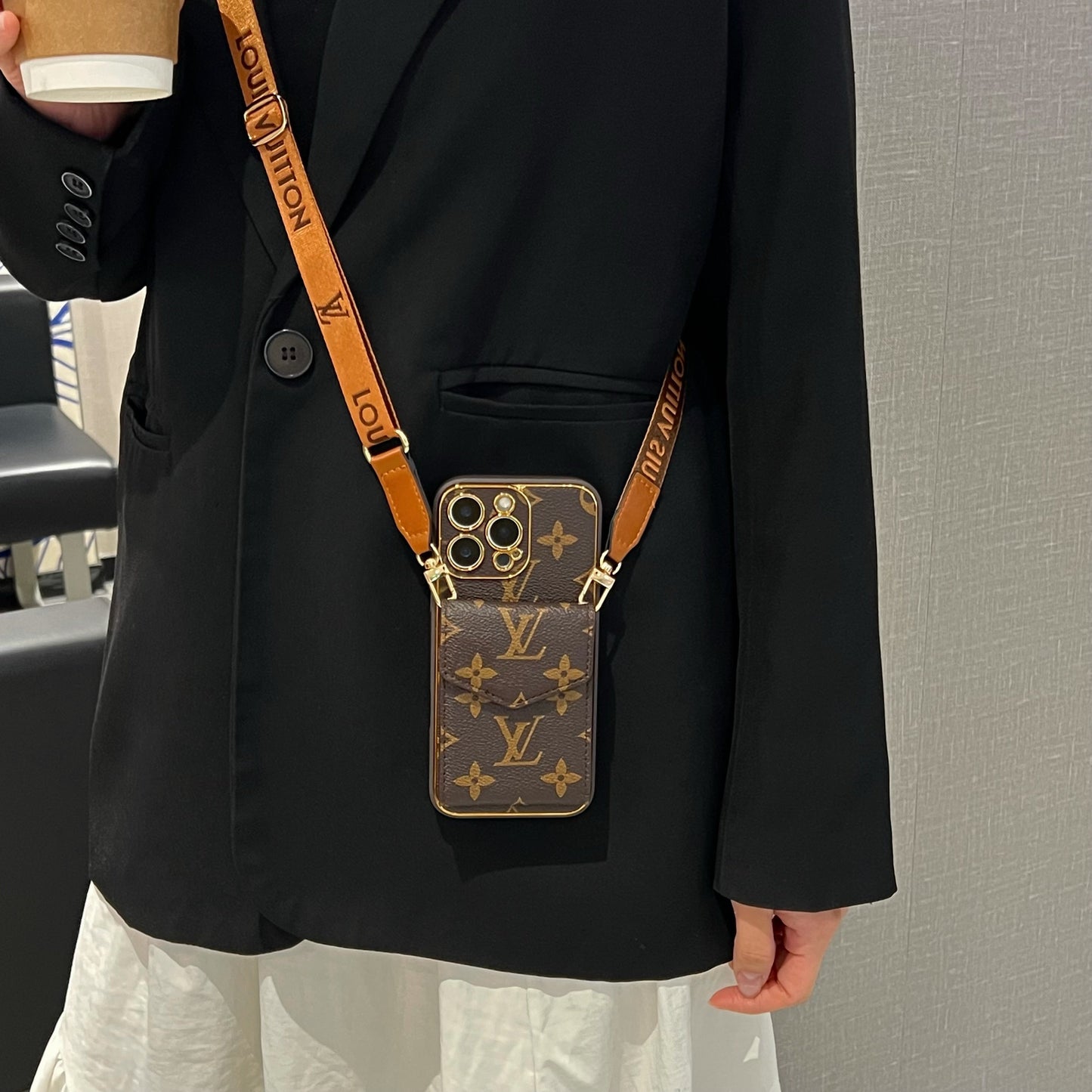 Elegante Funda Multifuncional para iPhone con Estampado LV - con Correa de Cadena, Soporte y Ranuras para Tarjetas