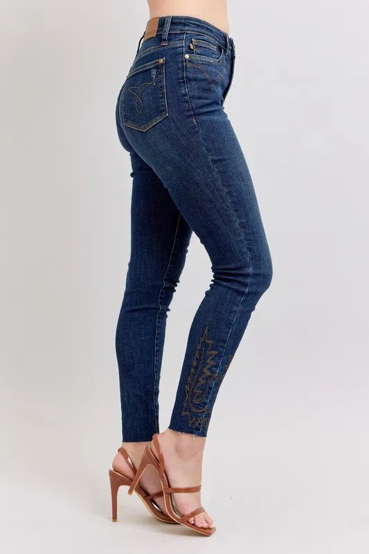 Judy Blue Full Size Vaqueros ajustados bordados de tiro alto Talla Grande