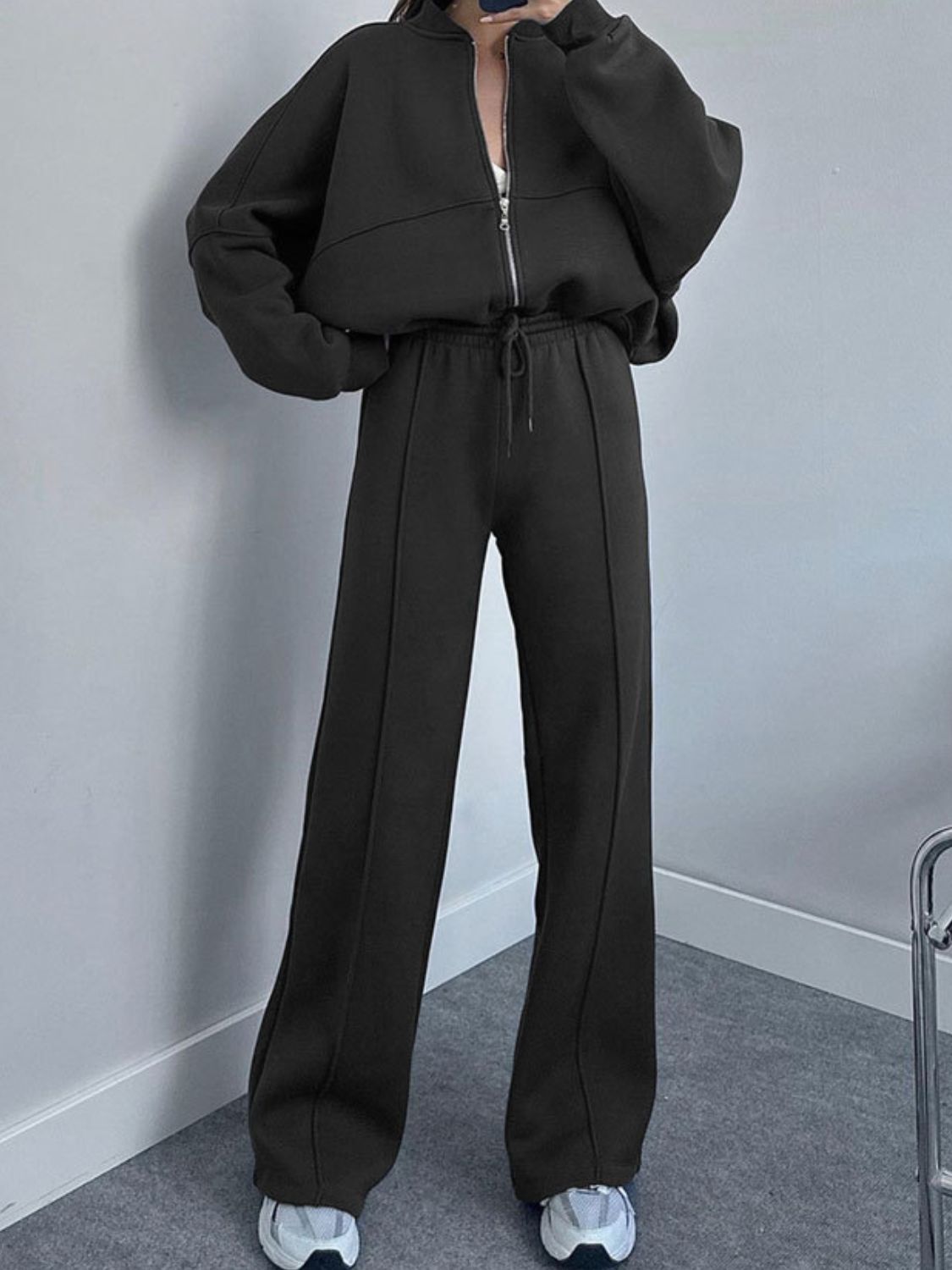 Conjunto de top con cremallera y cuello estilo béisbol y pantalones con cordón