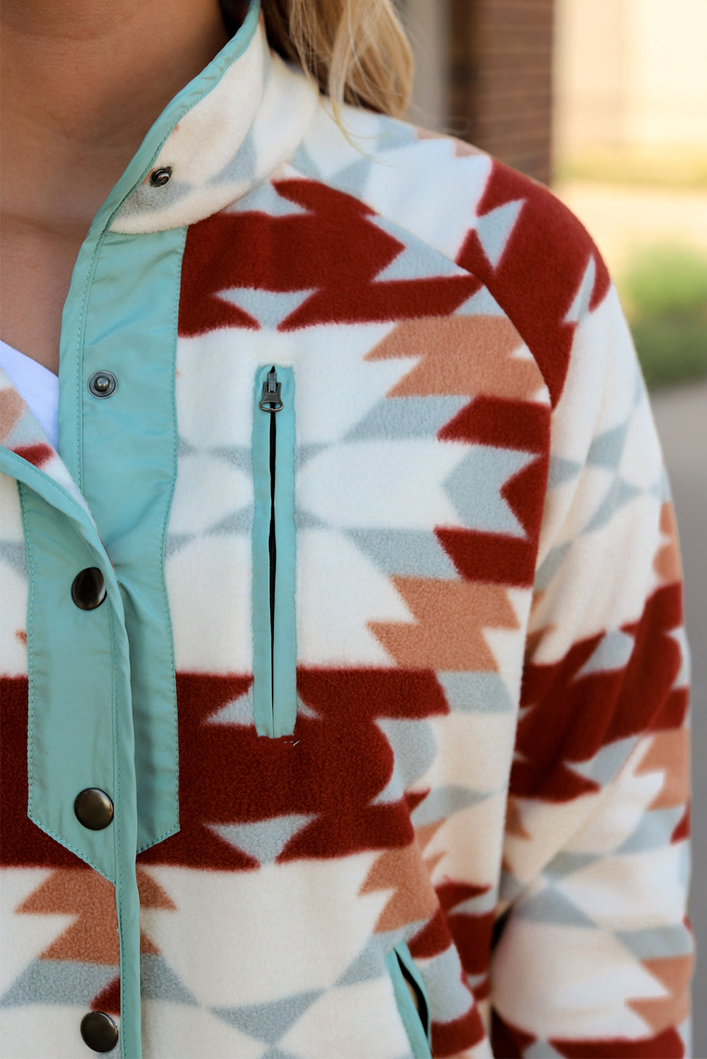 Chaqueta polar roja fuego con botones y bolsillos con cremallera estilo azteca occidental