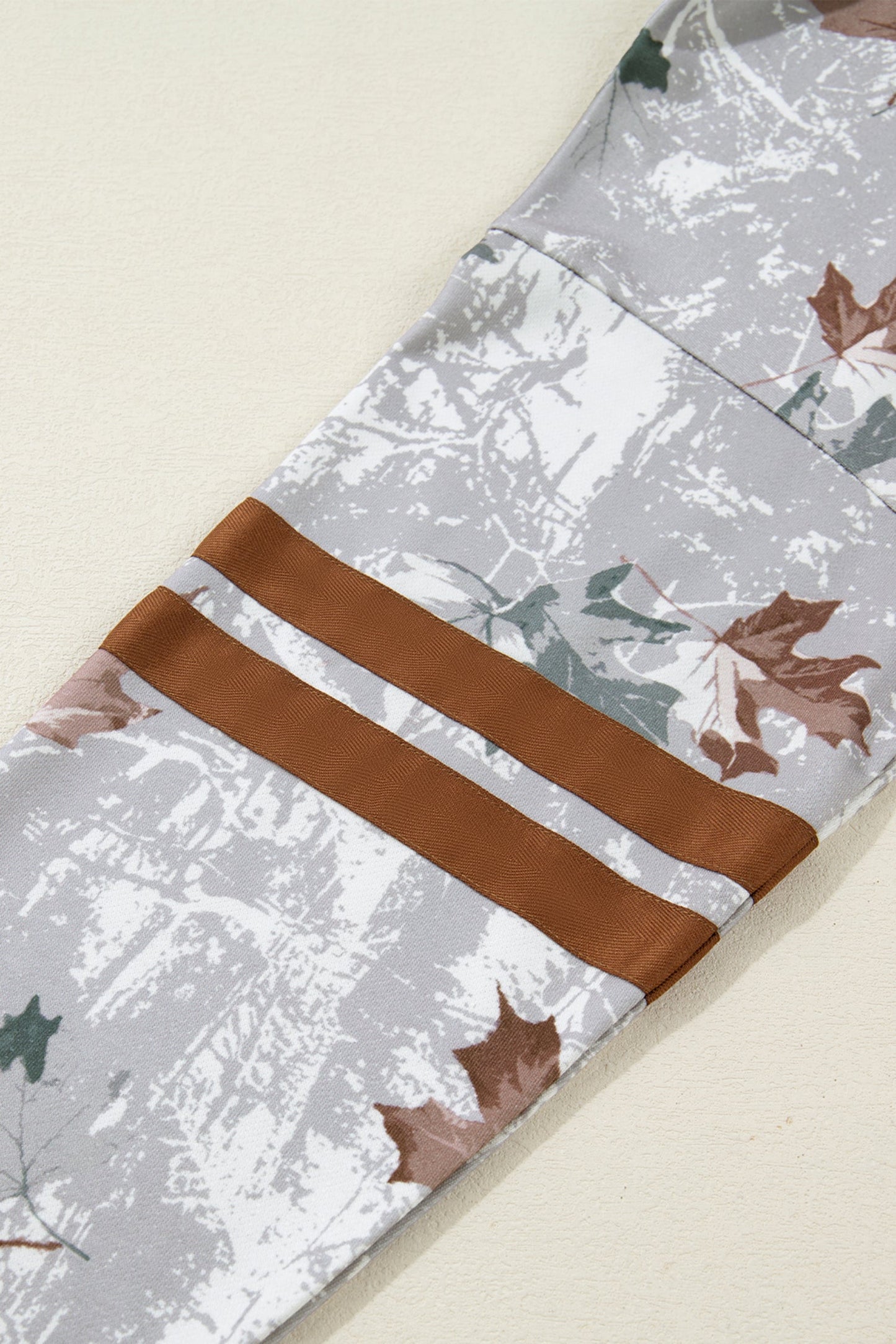 Sudadera informal de camuflaje de hoja de arce gris con rayas universitarias en las mangas