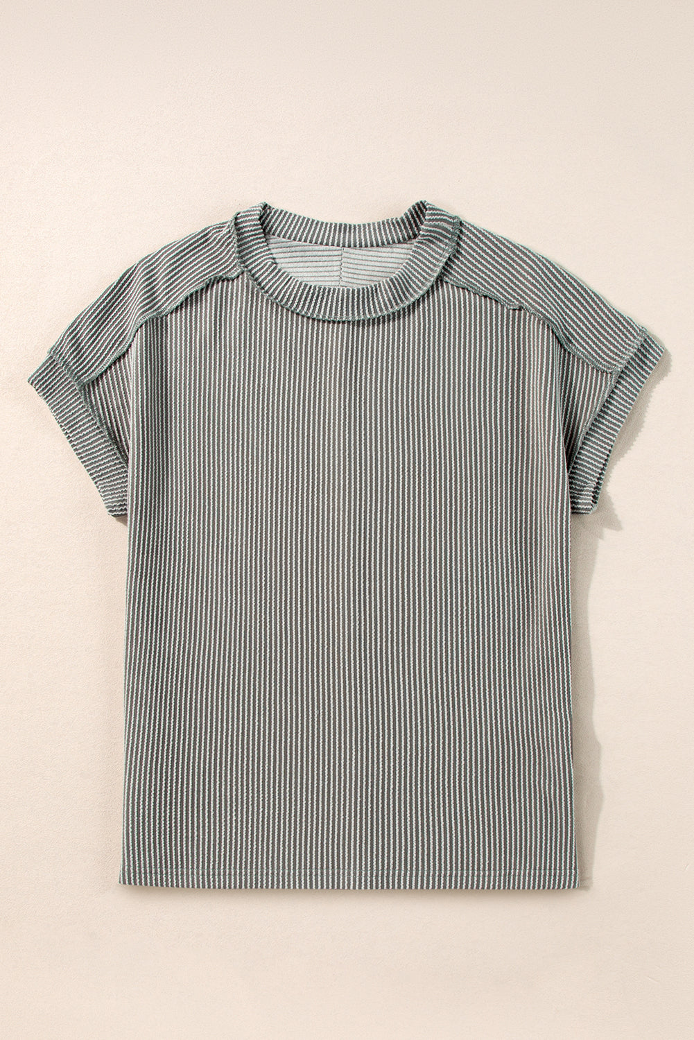 Camiseta blanca de punto acanalado arrugado con cuello redondo