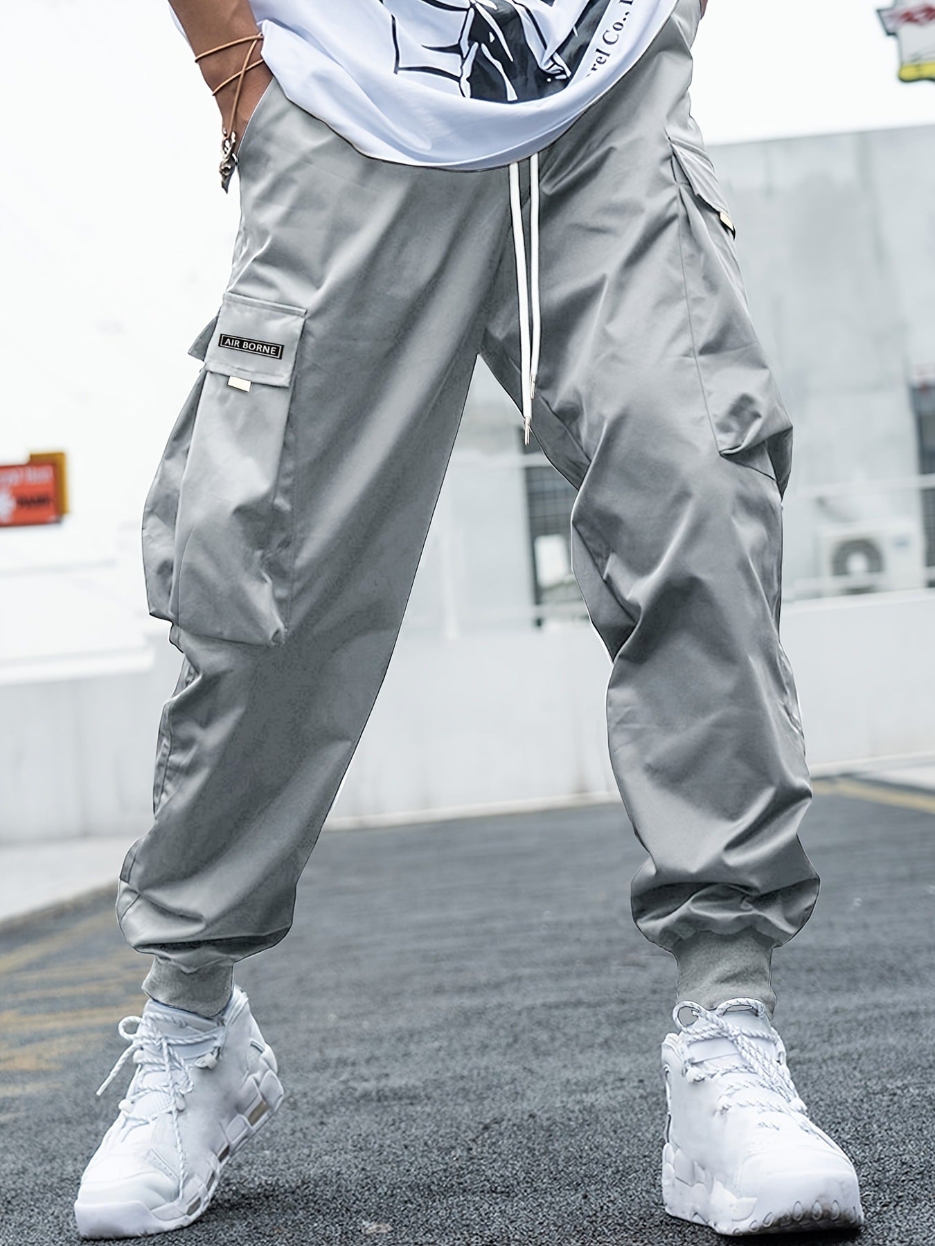 Pantalones cargo de hombre con múltiples bolsillos y cordón