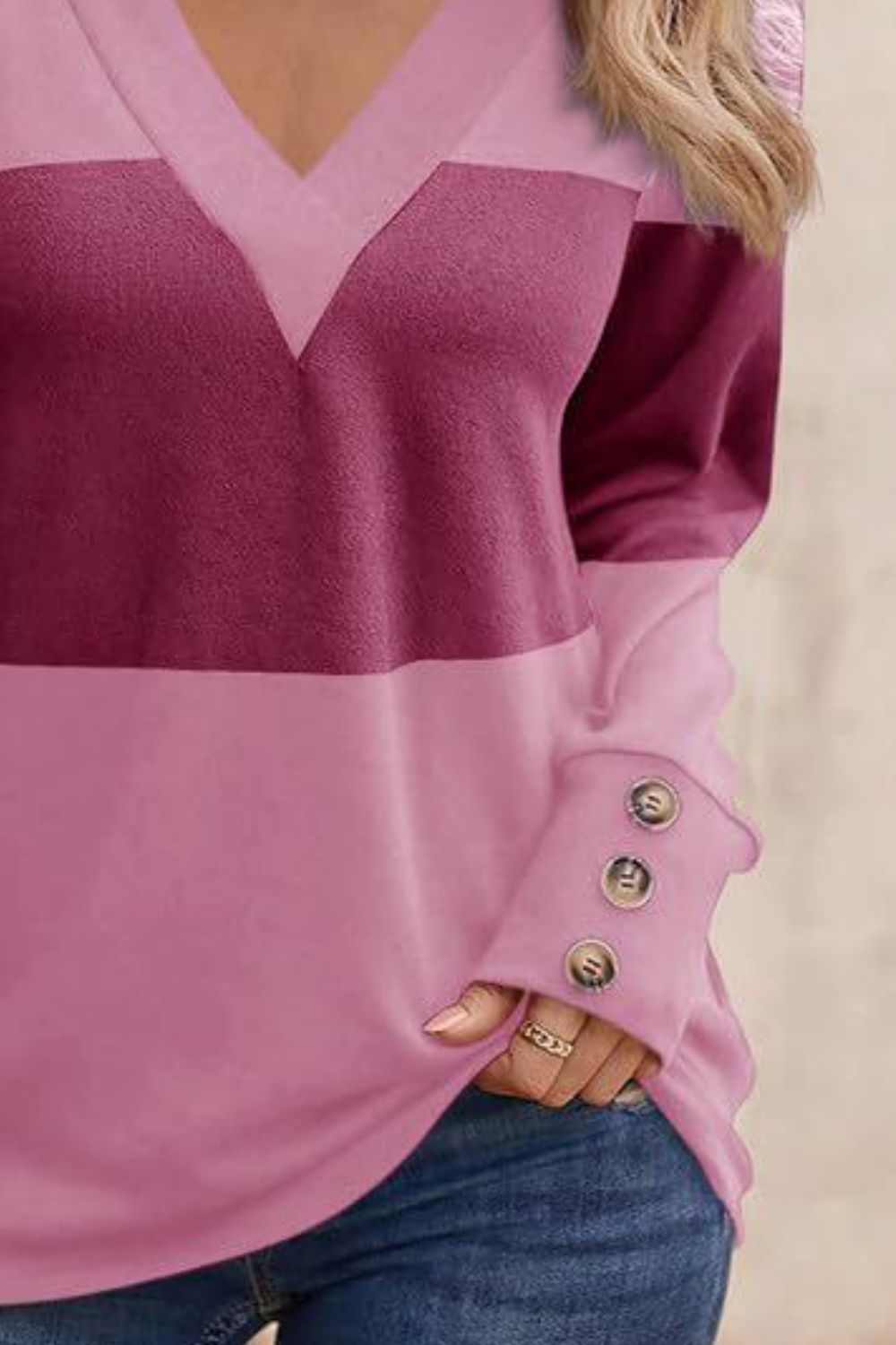 Camiseta de Manga Larga con Cuello de Pico en Contraste y Botones Decorativos