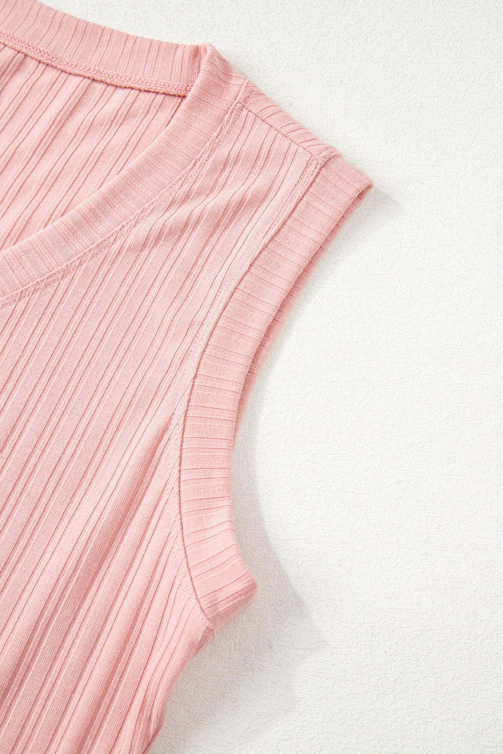 Conjunto de top sin mangas acanalado con botones y cuello en V color rosa gossamer y pantalón corto