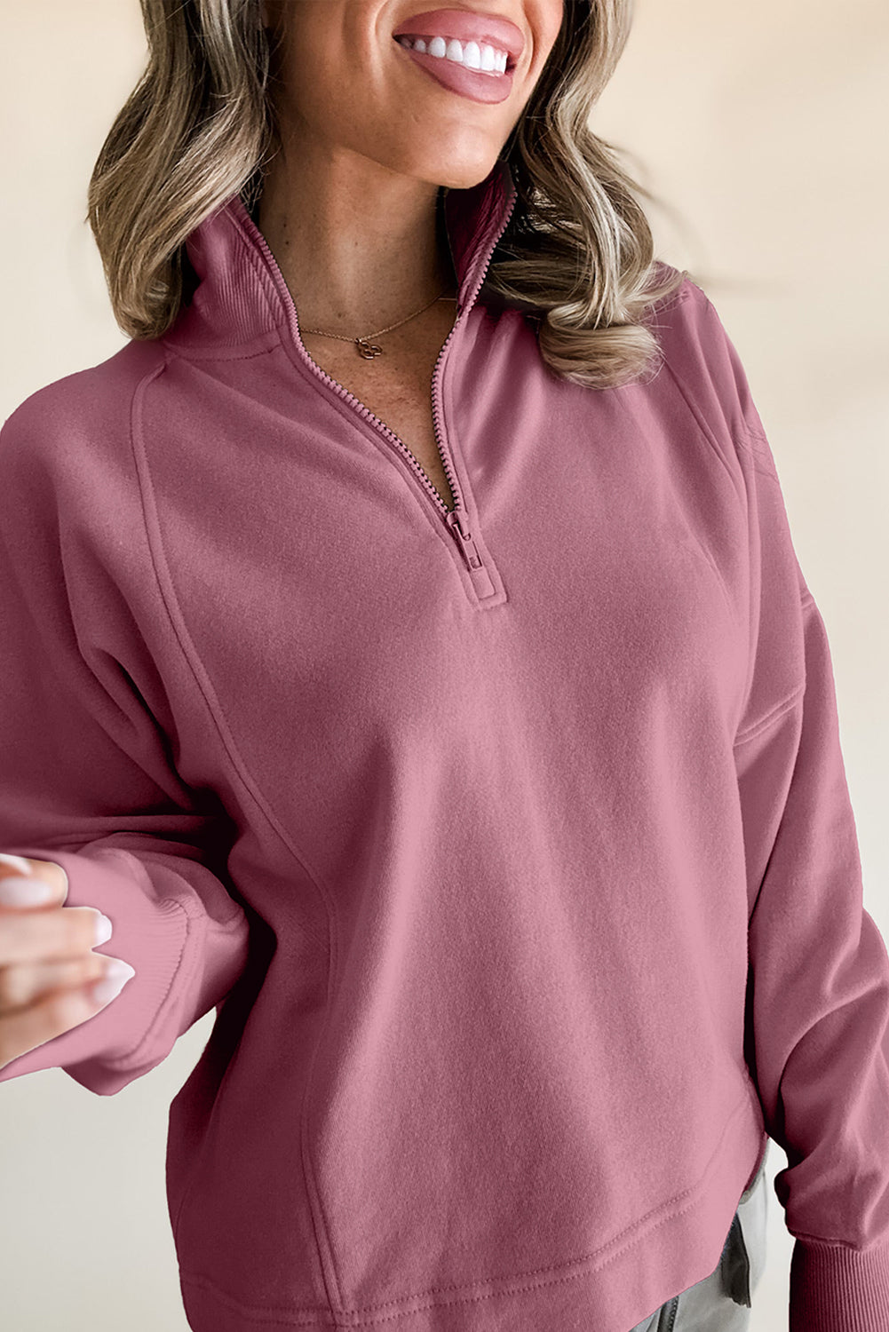 Sudadera lisa fucsia con cremallera y cuello, hombros caídos