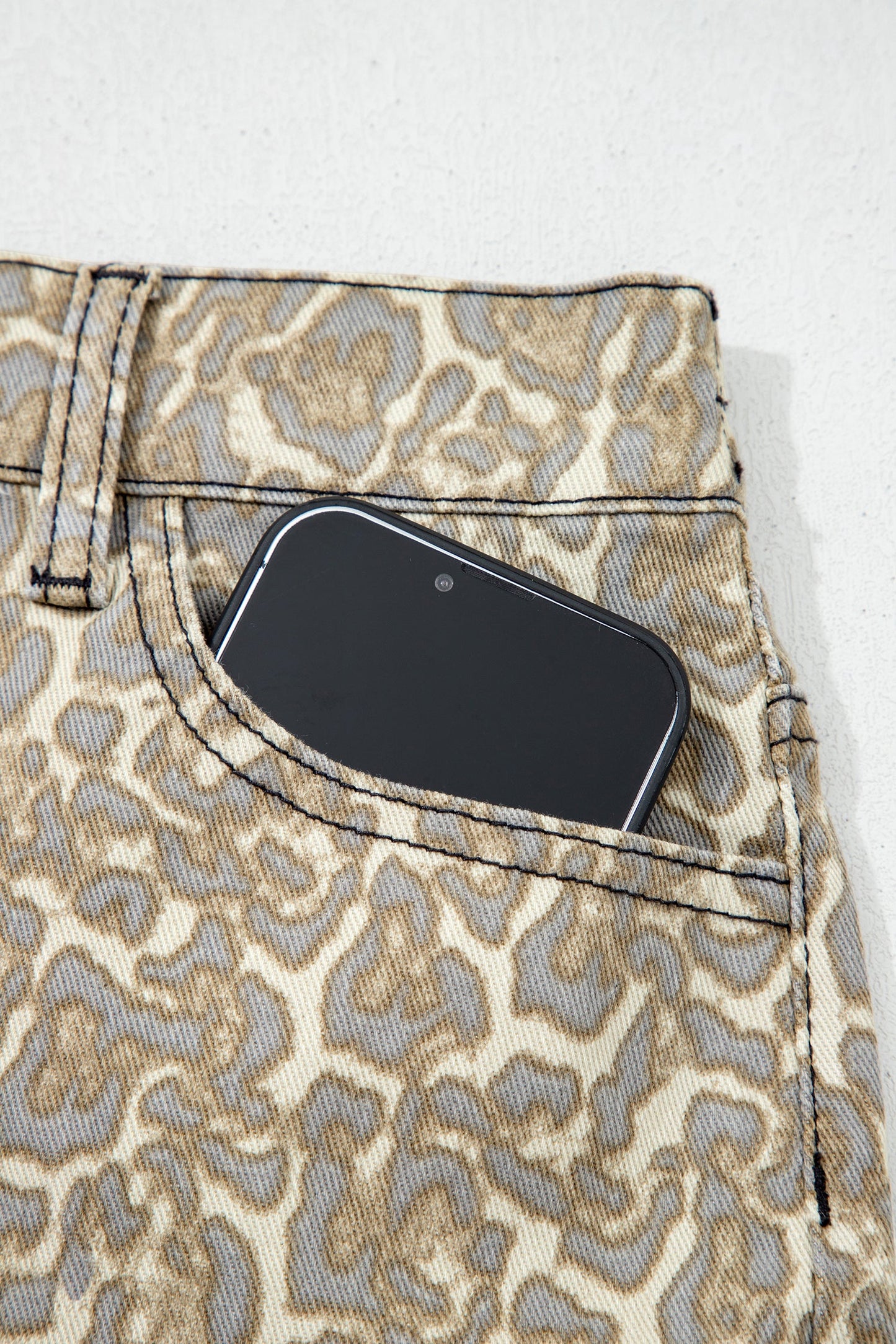Pantalones cortos de mezclilla caqui con estampado de leopardo y borde sin rematar