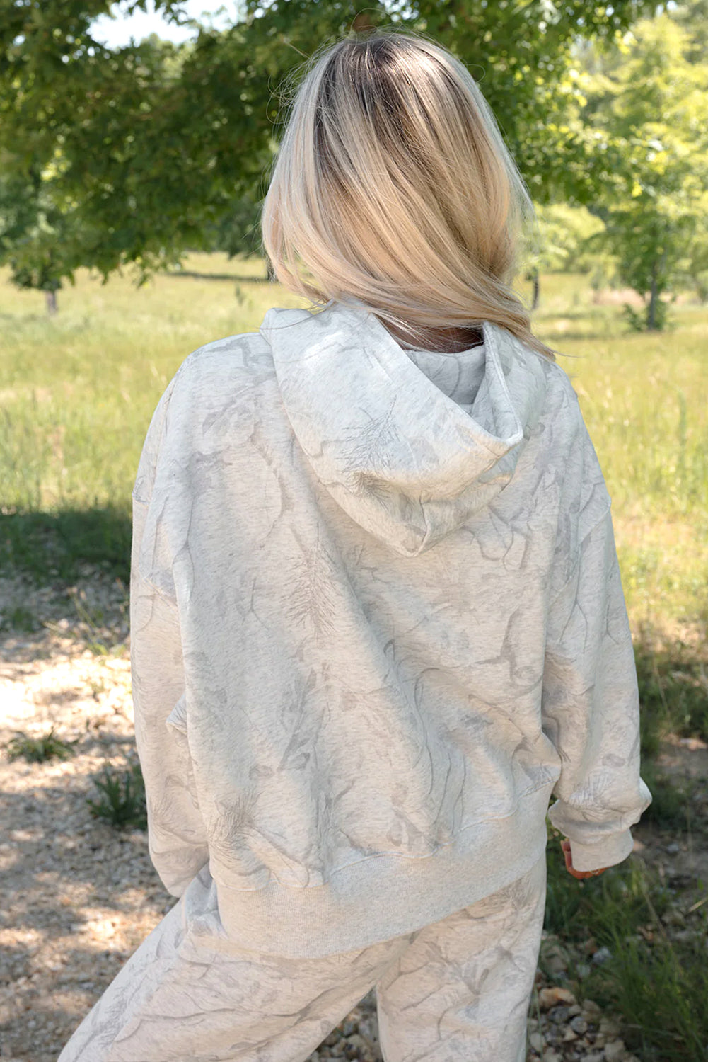 Conjunto de sudadera con capucha y pantalón holgado con estampado de camuflaje de plumas gris claro y manga caída