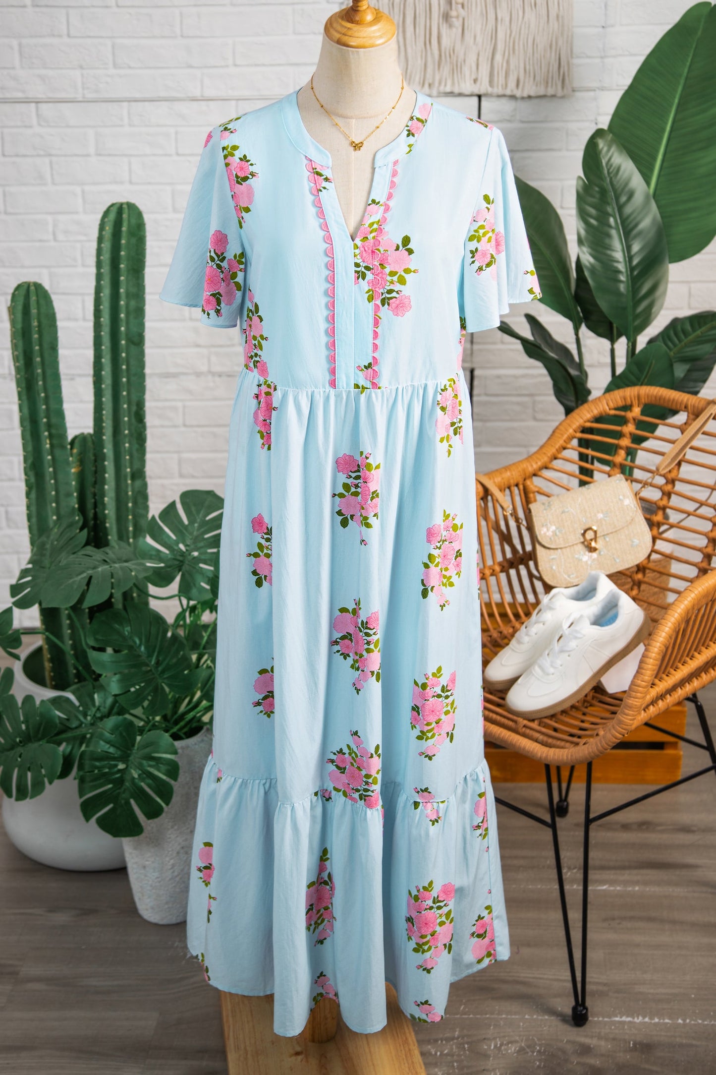 Vestido maxi con estampado floral, manga corta con volantes y cuello con muesca en azul cielo