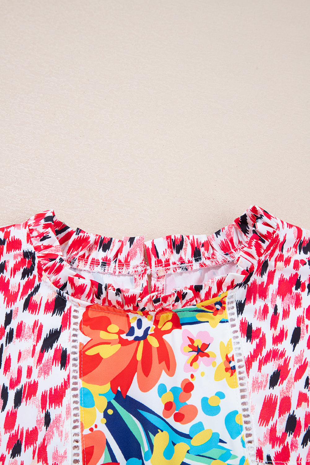 Blusa roja con volantes, estampado floral mixto y manga casquillo