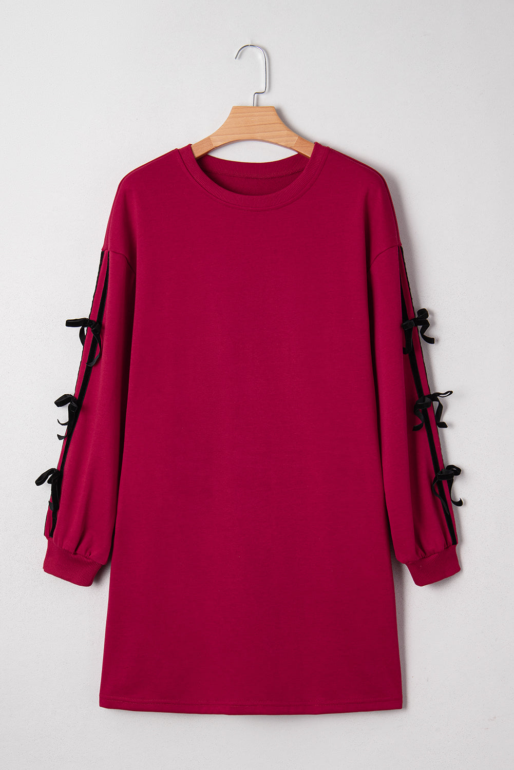 Vestido sudadera con bolsillos, detalle de lazo y hombros caídos en rojo carreras con rayas en contraste
