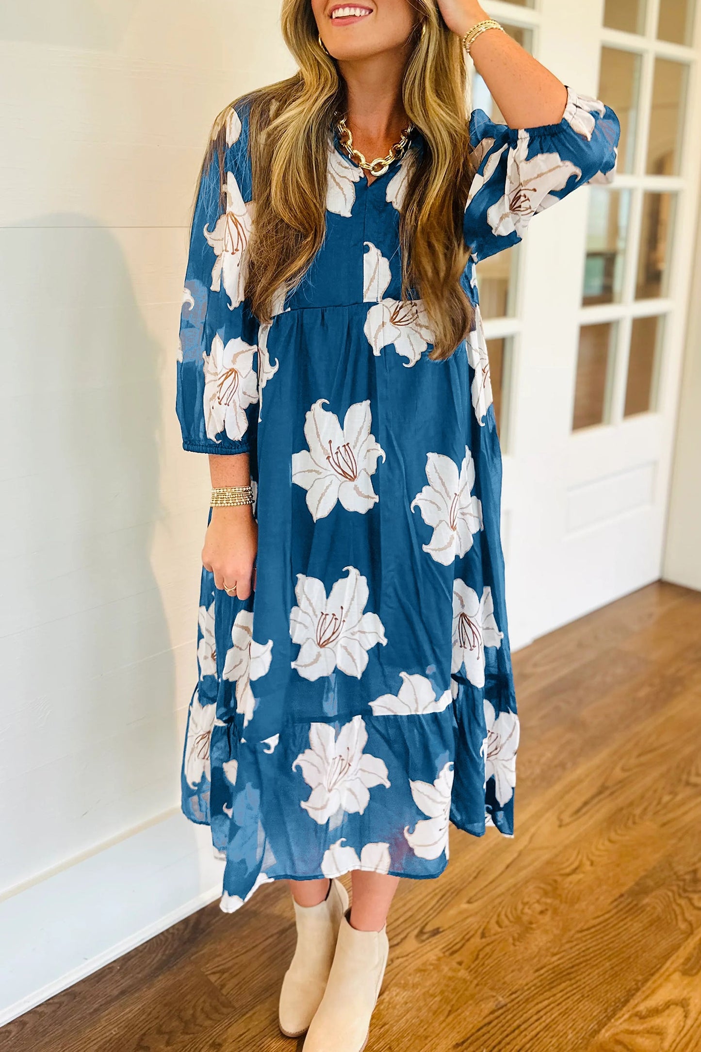 Vestido midi holgado de manga 3/4 con cuello camisero y escote de pico, estampado floral azul