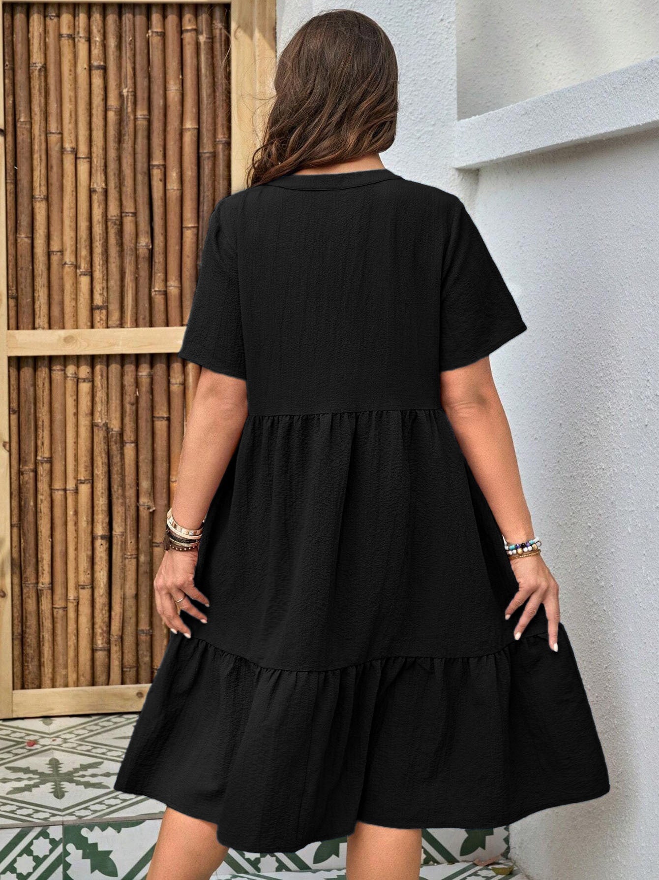 Vestido midi de talla grande con cuello de pico y botones delanteros