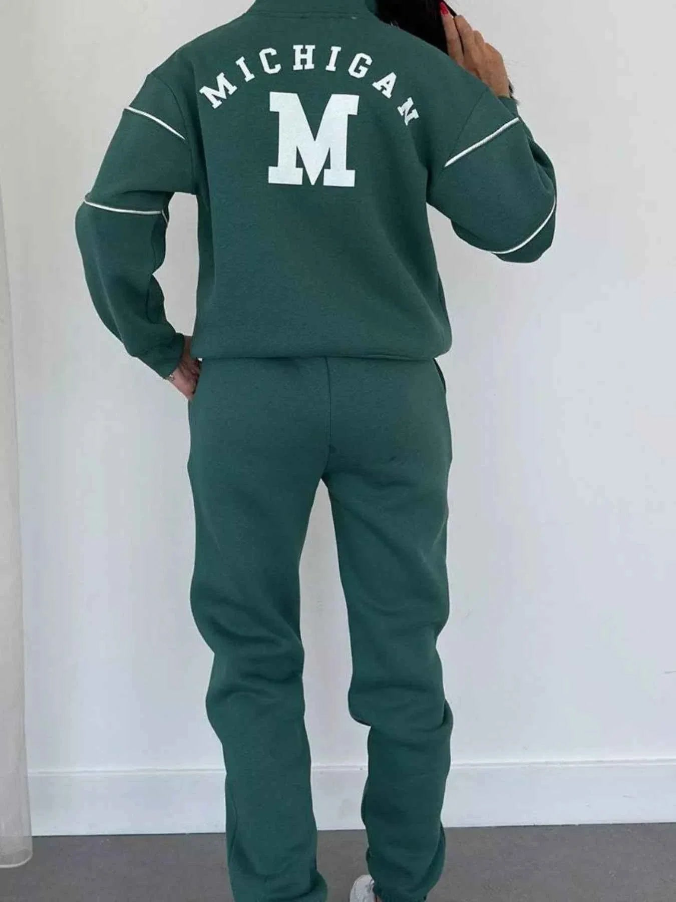 Conjunto de pantalón y top de rayas con cremallera hasta el pecho de talla grande