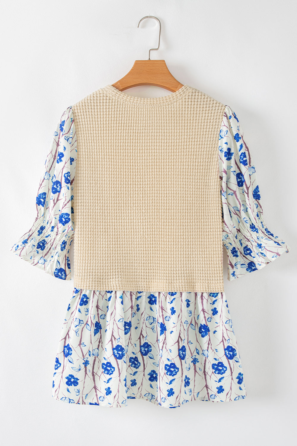 Blusa Peplum Beige con Mangas Cortas Volantes, Parches Florales y Tejido Waffle