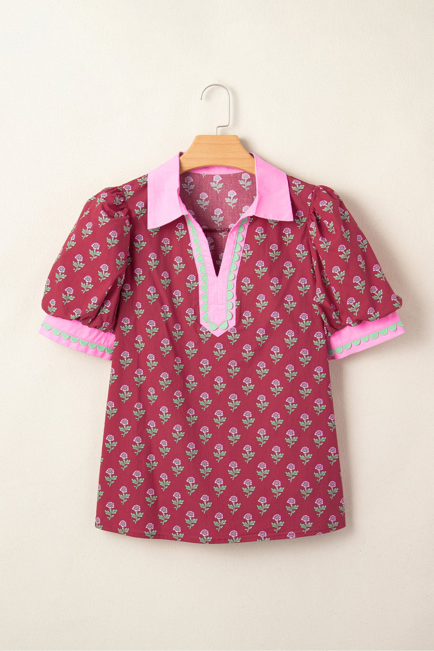 Blusa Roja con Cuello en Contraste Escote en V Ribete de Ricrac Manga Corta Abullonada Estampado Floral