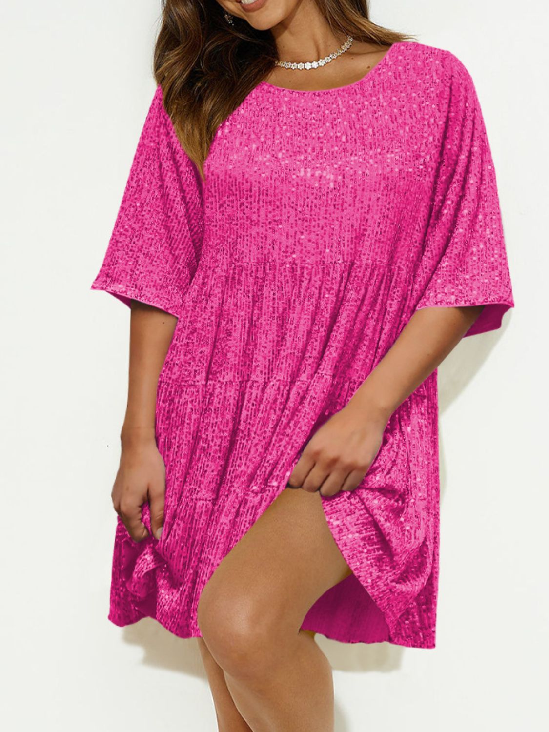 Minivestido de lentejuelas de cuello redondo y manga corta