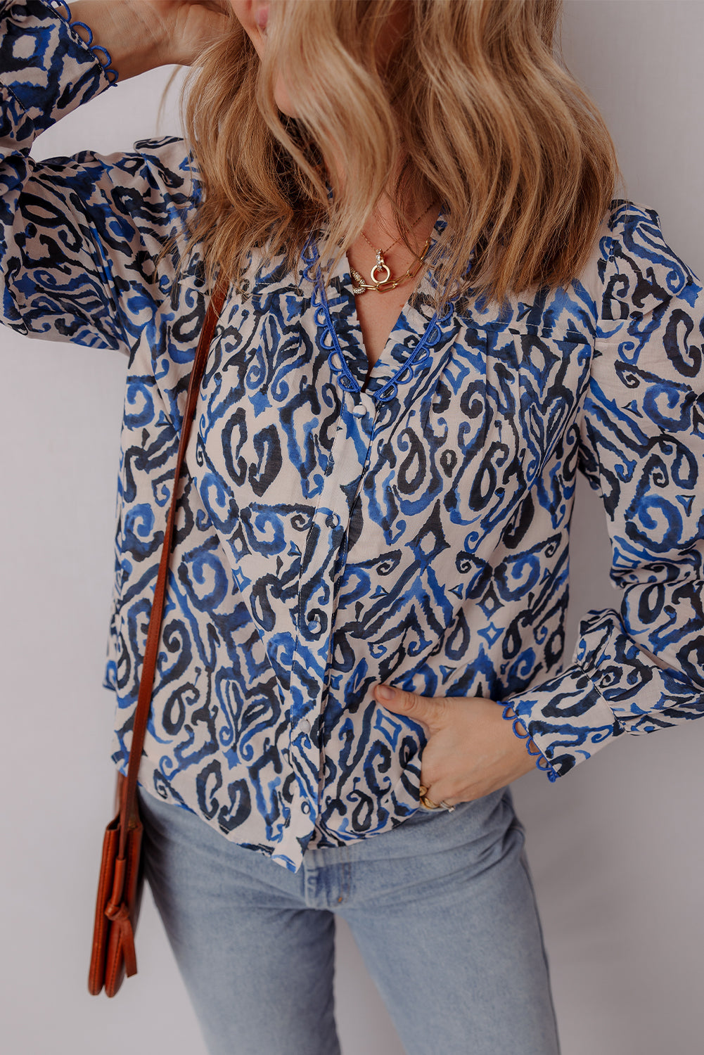 Camisa de manga larga bordada con cuello en V y estampado bohemio azul