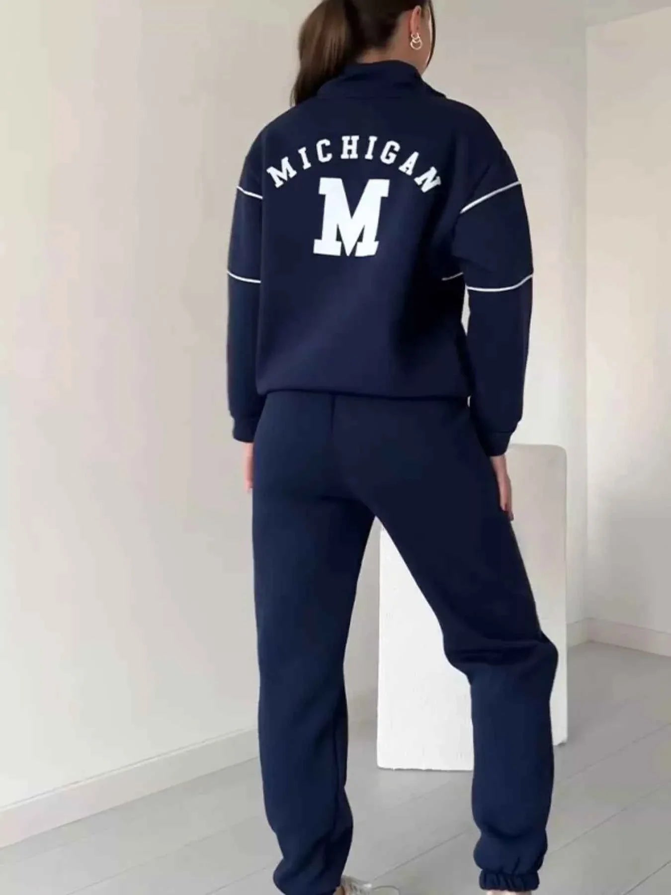 Conjunto de pantalón y top de rayas con cremallera hasta el pecho de talla grande