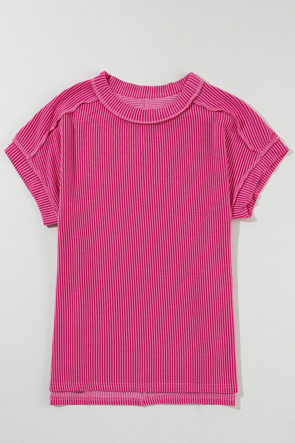 Camiseta blanca de punto acanalado arrugado con cuello redondo