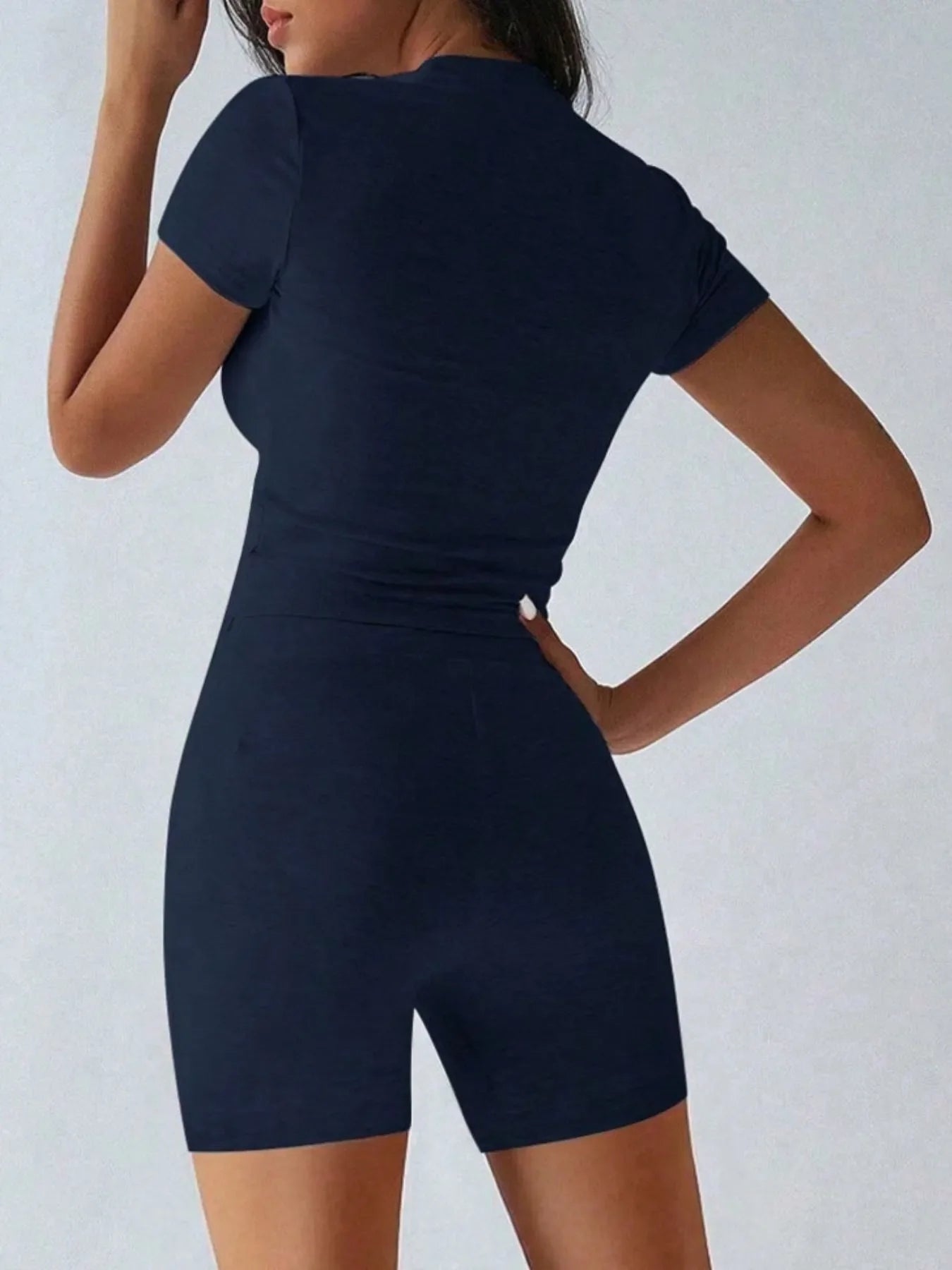 Conjunto de top de manga corta con cuello redondo y shorts