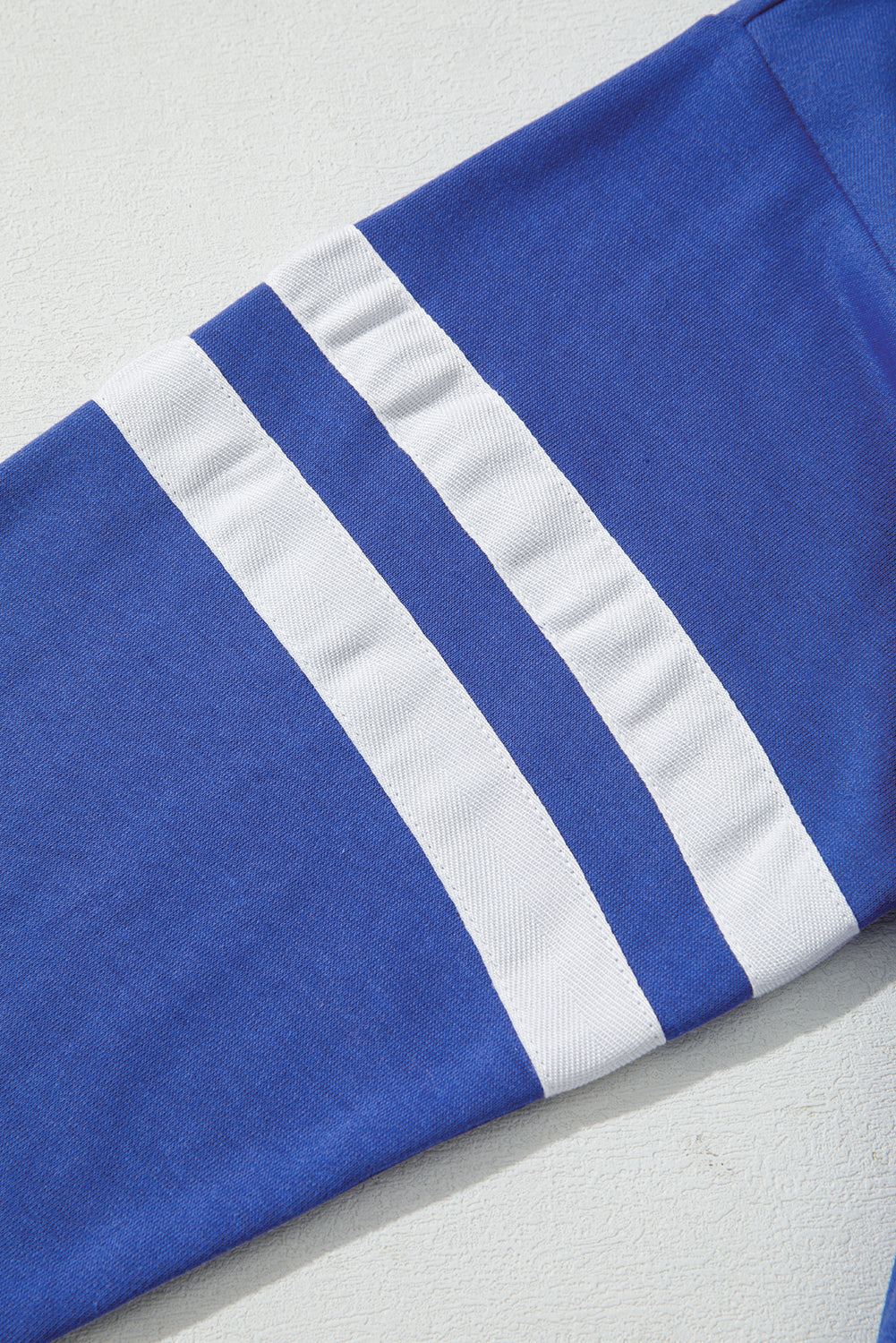 Sudadera Oversize Azul Cielo con Detalle de Rayas Universitarias y Hombros Caídos
