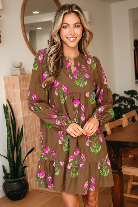 Vestido de túnica estilo babydoll con estampado floral en contraste marrón, dobladillo con volantes y mangas abullonadas