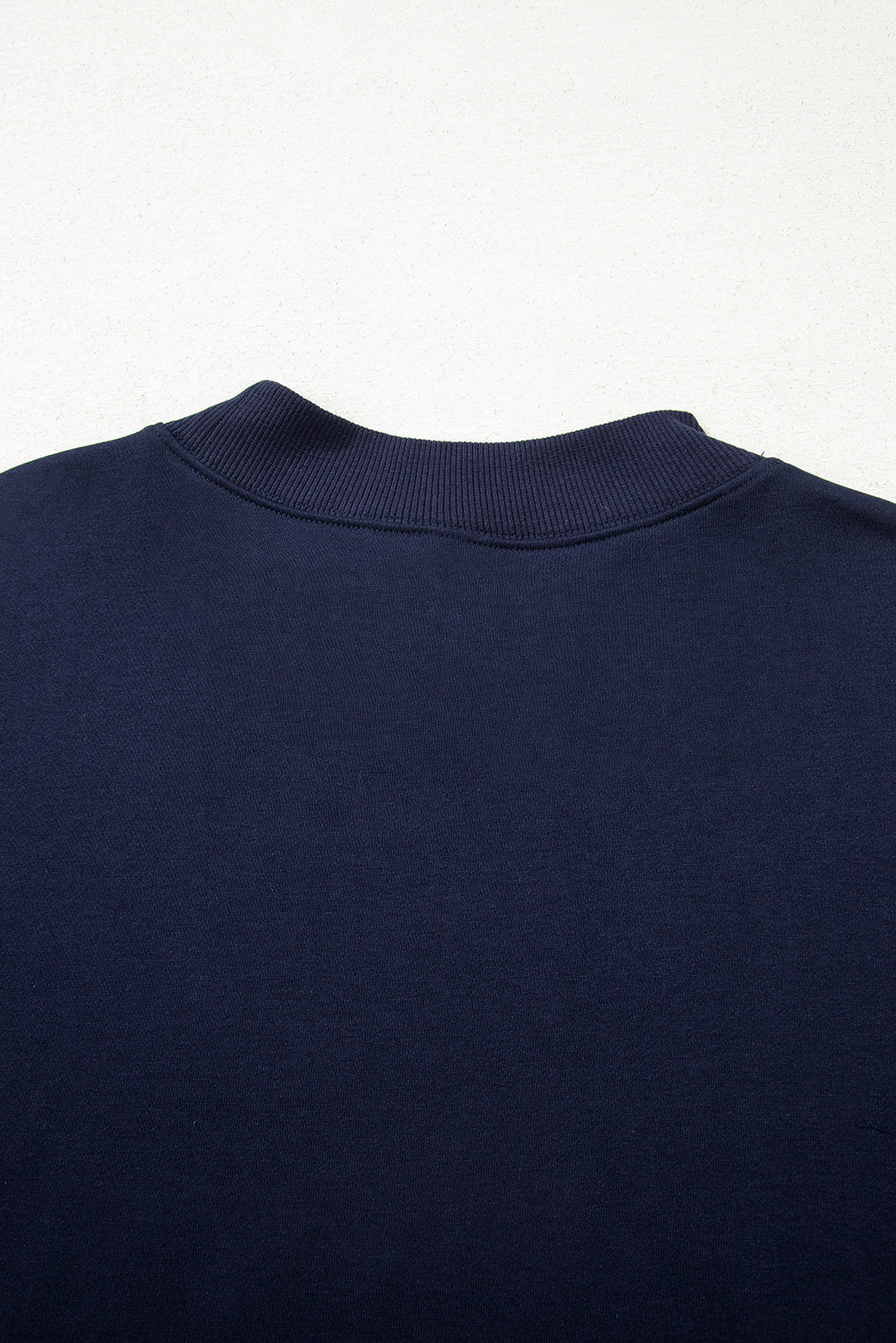 Top de talla grande azul marino con cuello redondo acanalado y volantes escalonados