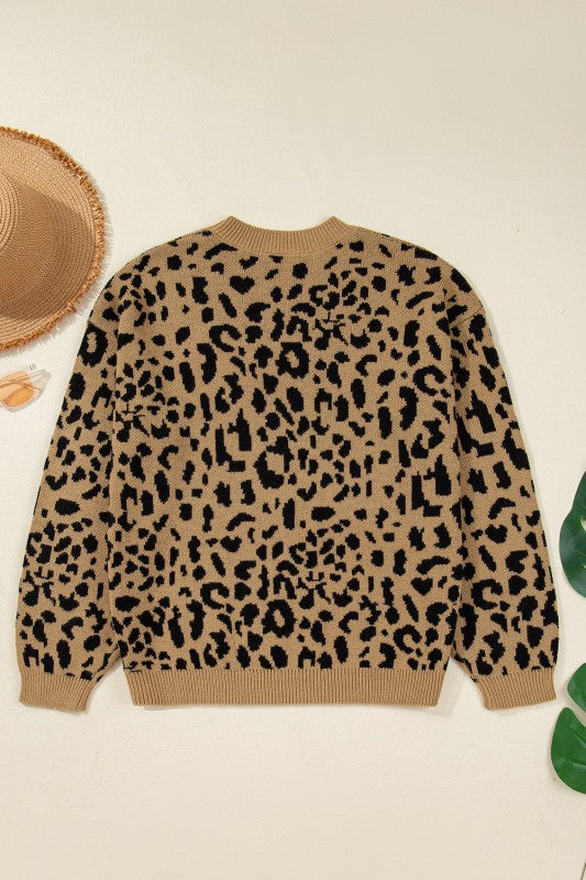 Suéter con cuello redondo, ribete acanalado y hombros caídos con estampado de leopardo