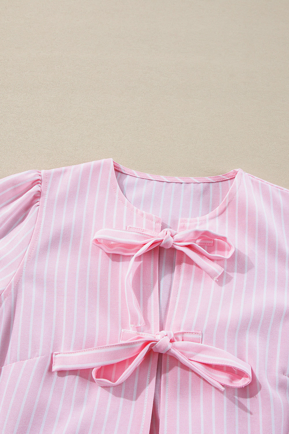 Blusa de cuello redondo a rayas con lazo