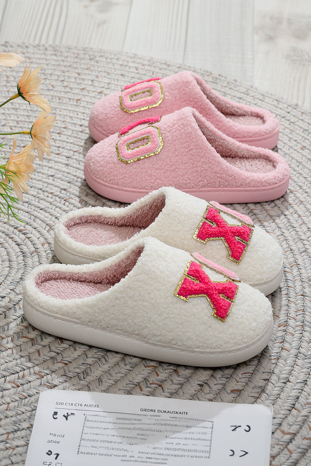 Pantuflas de invierno de felpa con letras rosadas XOXO