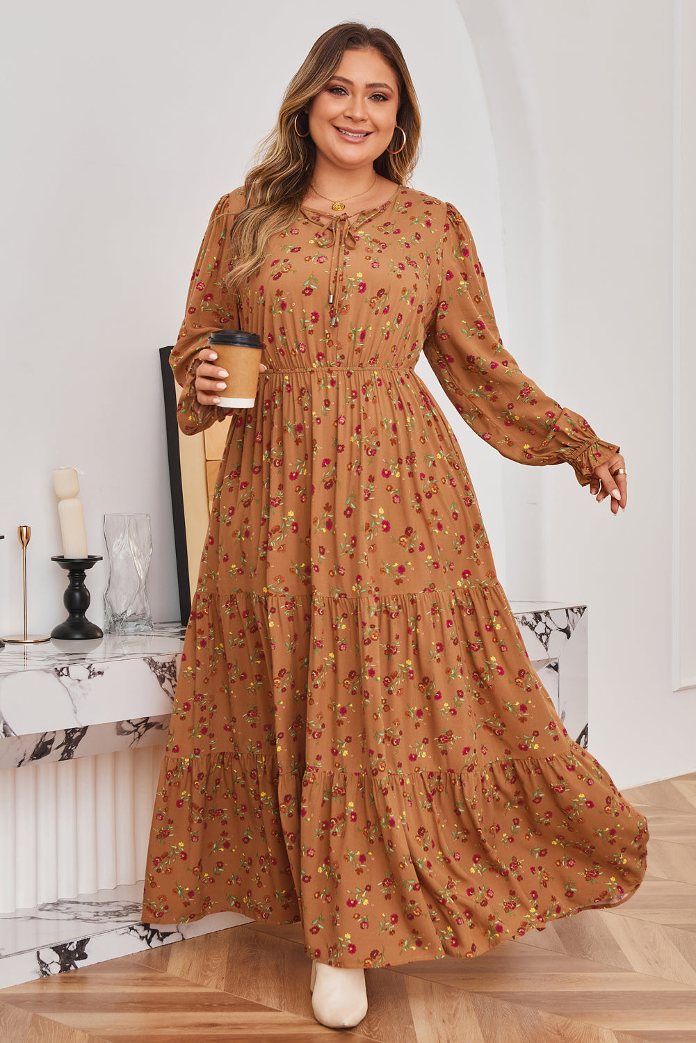 Vestido largo maxi con estampado floral de talla grande en color marrón con cuello de pico, mangas con volantes y diseño a capas