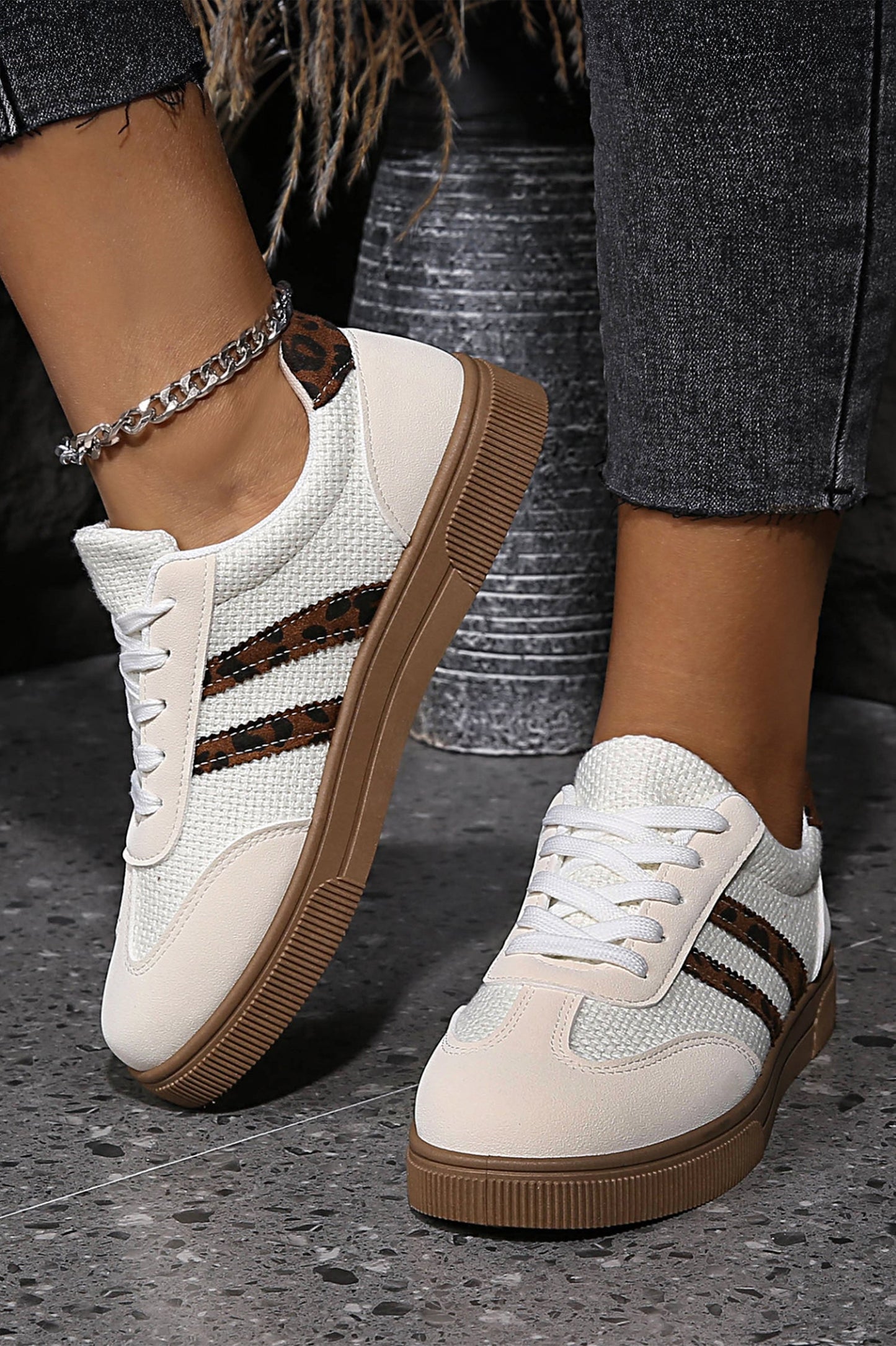 Zapatillas planas de piel sintética tejida blanca con retales de leopardo